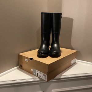 Women’s size 10 UGH matte black rain / winter boots!